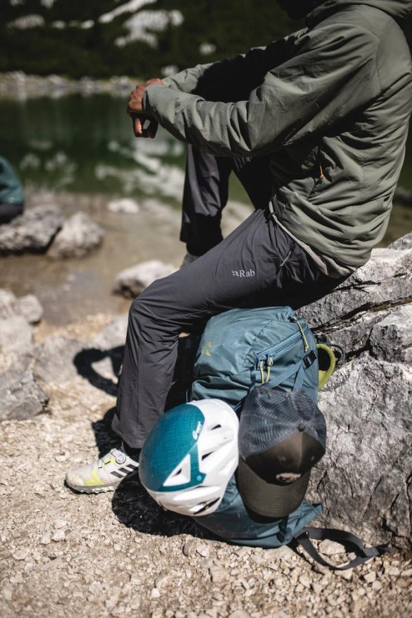 Rab Ascendor Light jsou lehké, odolné a velmi prodyšné kalhoty pro jakékoliv outdoorové použití. Univerzální, pružné a skvěle střižené lezecké kalhoty.