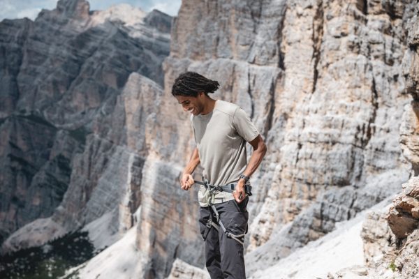 Rab Ascendor Light jsou lehké, odolné a velmi prodyšné kalhoty pro jakékoliv outdoorové použití. Univerzální, pružné a skvěle střižené lezecké kalhoty.