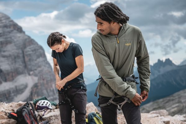 Rab Ascendor Light jsou lehké, odolné a velmi prodyšné kalhoty pro jakékoliv outdoorové použití. Univerzální, pružné a skvěle střižené lezecké kalhoty.