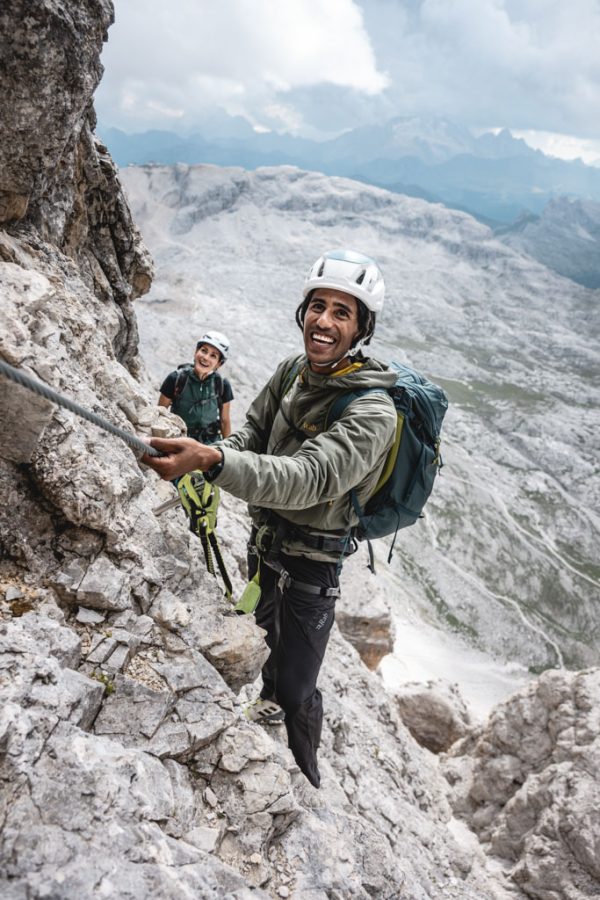 Rab Ascendor Light jsou lehké, odolné a velmi prodyšné kalhoty pro jakékoliv outdoorové použití. Univerzální, pružné a skvěle střižené lezecké kalhoty.