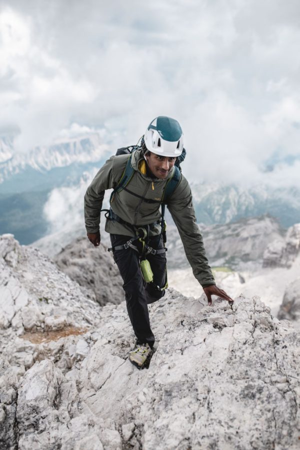 Rab Ascendor Light jsou lehké, odolné a velmi prodyšné kalhoty pro jakékoliv outdoorové použití. Univerzální, pružné a skvěle střižené lezecké kalhoty.