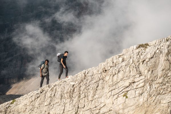 Rab Ascendor Light jsou lehké, odolné a velmi prodyšné kalhoty pro jakékoliv outdoorové použití. Univerzální, pružné a skvěle střižené lezecké kalhoty.