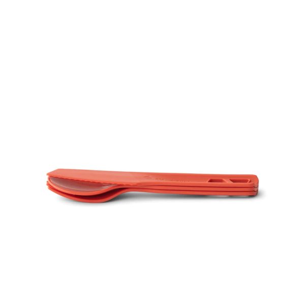 Set příboru Sea to Summit Passage Cutlery Set obsahuje lžíci, nůž a vidličku v barvě spicy orange.