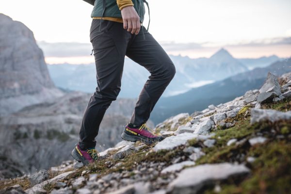 Rab Ascendor Light jsou lehké, odolné a velmi prodyšné kalhoty pro jakékoliv outdoorové použití. Absolutně univerzální lezecké outdoorové kalhoty.