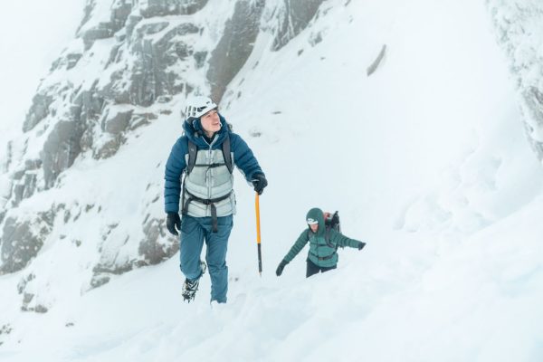 Syntetická izolační bunda Rab Cirrus Ultra Hoody v horách