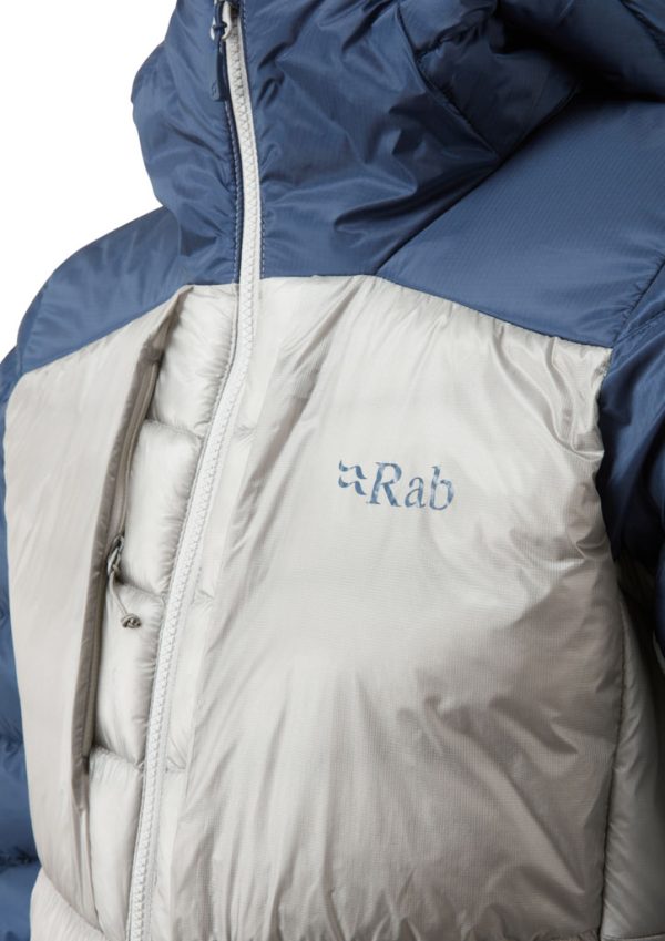 Rab Cirrus Ultra Hoody je syntetická izolační bunda s technologií TILT, špičkovou izolací PrimaLoft® ThermoPlume® a vnějším materiálem Pertex® Quantum Pro.